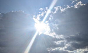 Sonnenstrahlen brechen zwischen den Wolken hindurch; Fotografin: Dorothee Dickmann