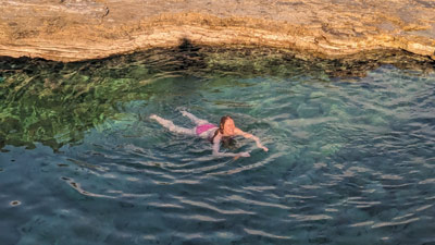 Dorothee schwimmt in der Lagune von Giola