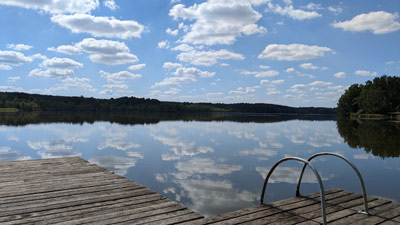 Wolkenspiegelung auf der Oberfläche des großen Baalsees