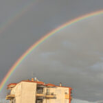 Ein doppelter Regenbogen ist am Himmel zu sehen