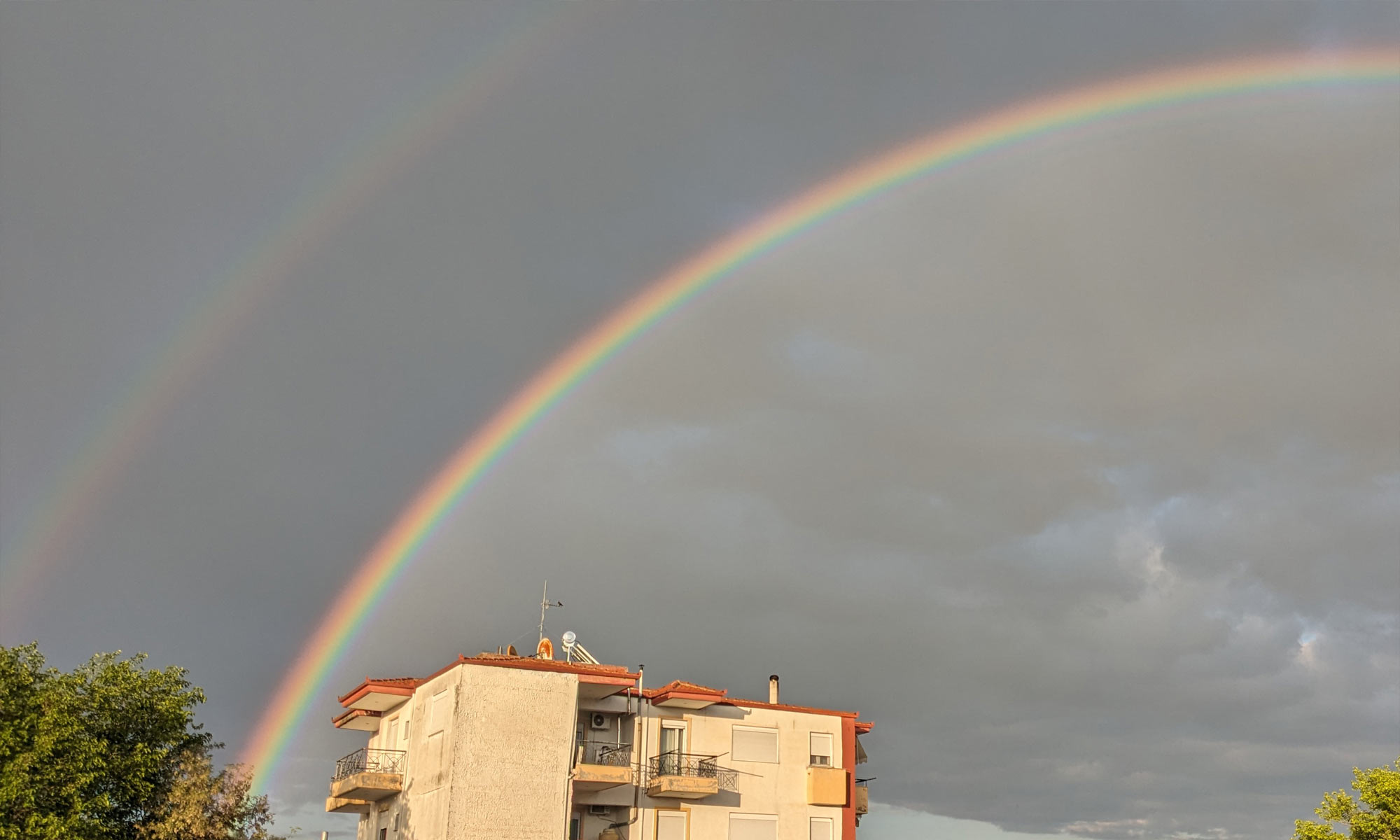 Ein doppelter Regenbogen ist am Himmel zu sehen