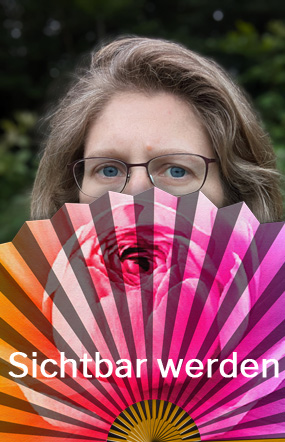 Eine Fotocollage: Dorothee versteckt sich hinter einem bunten Fächer