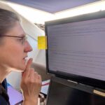 Dorothee sitzt vor dem Bildschirm ihres PCs