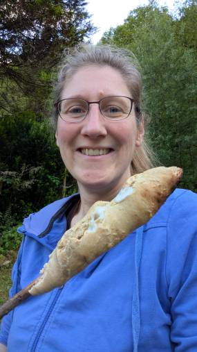 Dorothee mit einem fertigen Stockbrot