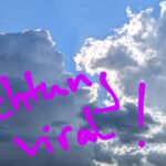 Wolken am Himmel, ein Stück blauer Himmel ist zu sehen und Sonnenstrahlen durch die Wolkendecke. Auf der Wolke der Schriftzug: Achtung viral!