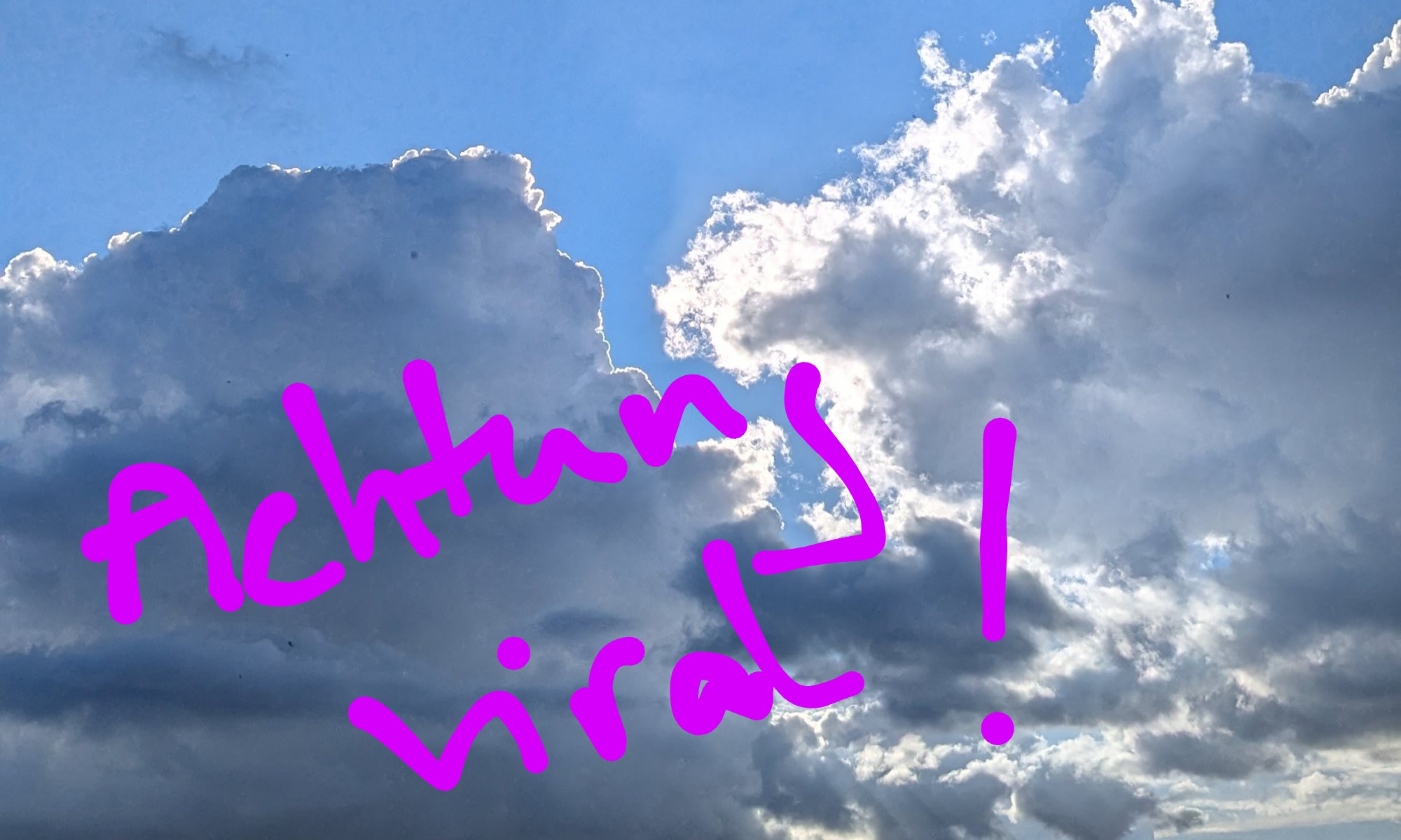 Wolken am Himmel, ein Stück blauer Himmel ist zu sehen und Sonnenstrahlen durch die Wolkendecke. Auf der Wolke der Schriftzug: Achtung viral!