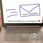 Auf dem Laptop-Bildschirm ist ein fliegender Briefumschlag zu sehen als Symbol für einen neuen Newsletter, darunter steht Deine Anmeldung war erfolgreich