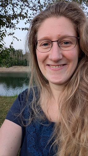 Dorothee steht vor der Wuppertalsperre