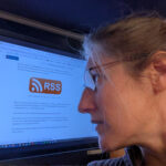 Dorothee schaut auf ihren Laptop, wo gerade ein Blogartikel in Wordpress bearbeitet wird