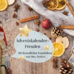 Dorothee verkleidet als Mrs. Perfect mit Weihnachtsmütze aus dem Adventskalender 2024, eingerahmt von weihnachtlicher Gewürz-Dekoration wie Orangenscheiben und Zimtstangen