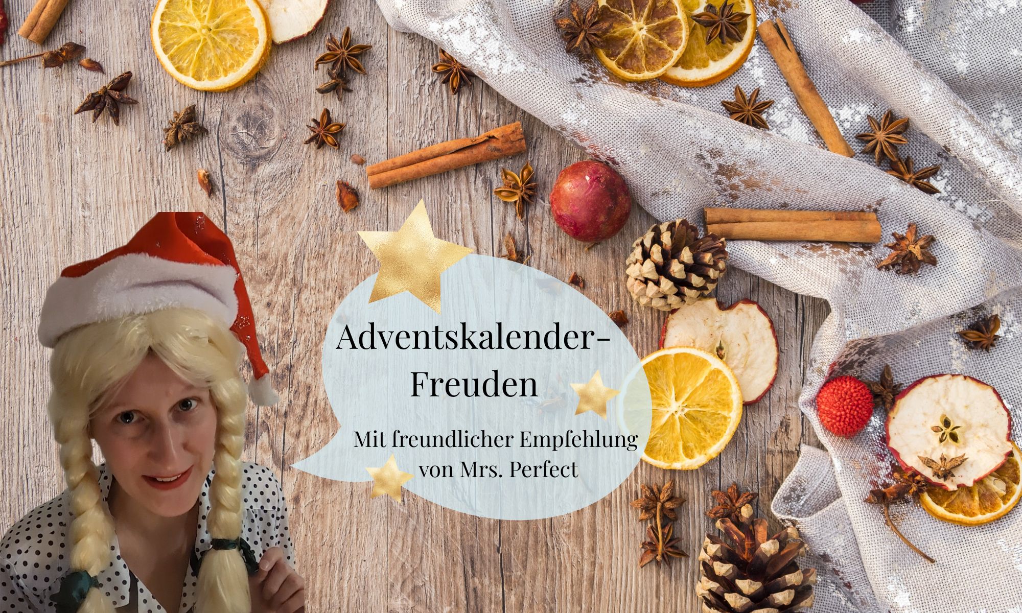 Dorothee verkleidet als Mrs. Perfect mit Weihnachtsmütze aus dem Adventskalender 2024, eingerahmt von weihnachtlicher Gewürz-Dekoration wie Orangenscheiben und Zimtstangen