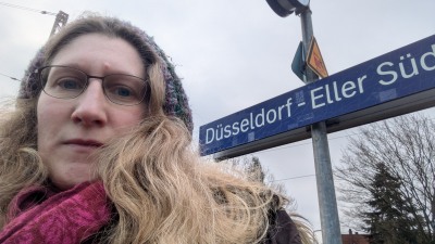 Dorothee am Bahnhof Eller-Süd auf dem Weg zum Weihnachtsmarkt