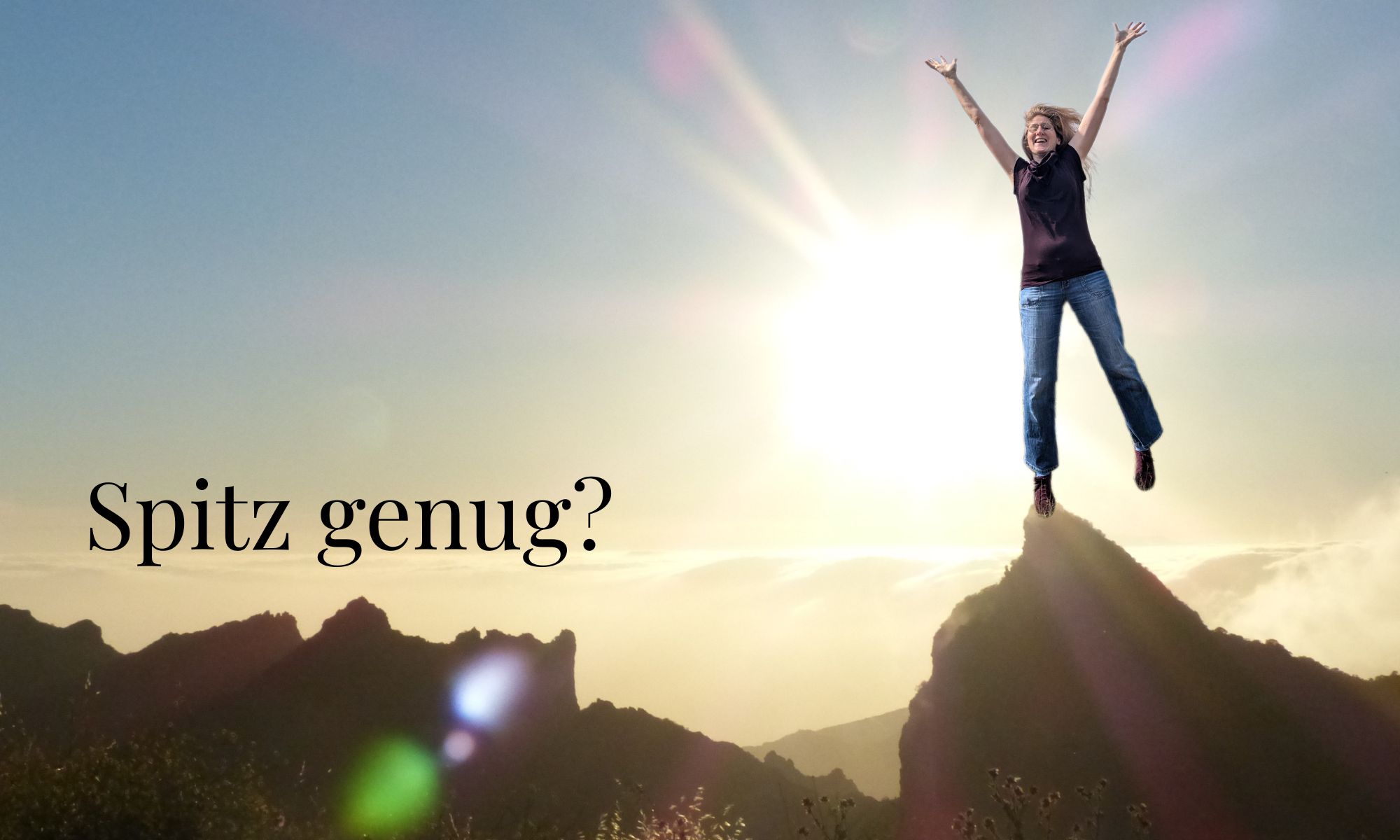 Bildcollage: Dorothee steht auf einer Bergspitze als Sinnbild für eine spitze Positionierung; Foto im Hintergrund von Hans, pixabay.com