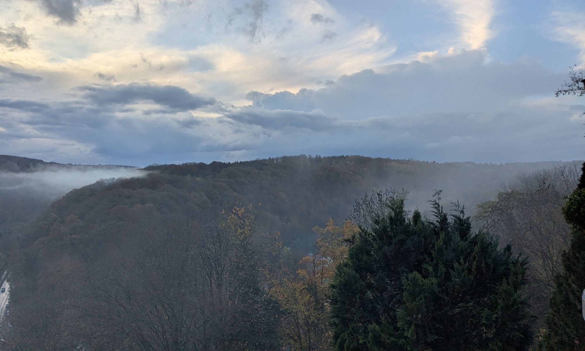 Weitblick mit Strategie und Freude durch intuitive Umsetzung, beides zeigt dieser Blick vom Berg herab über das nebelverhangene Tal: Weitblick und Schönheit des Moments